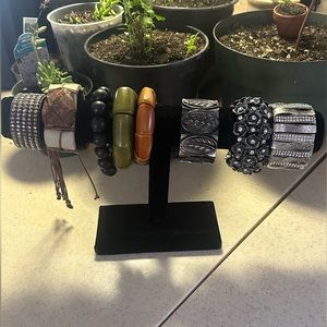 Stretchy costume jewelry